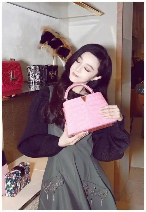 38岁范冰冰气质反而更好,卷发搭针织衫和绿色背带裙,减龄时髦