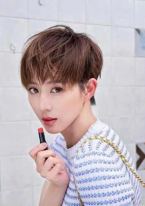 9位女明星潮流时尚短头发有的人秀白天鹅肩颈线