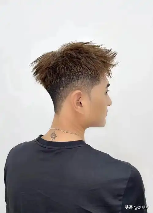 男生卷发适合什么发型,男生卷发适合什么发型好看(这17款男发真帅气)