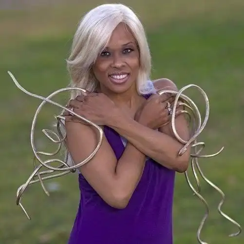 当今世界上指甲最长的人