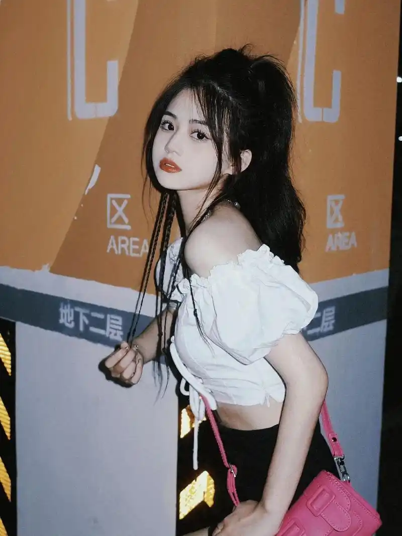 在停车场也能凹造型#南京拍照 #摄影 #辣妹 #停车场拍照  - 抖音