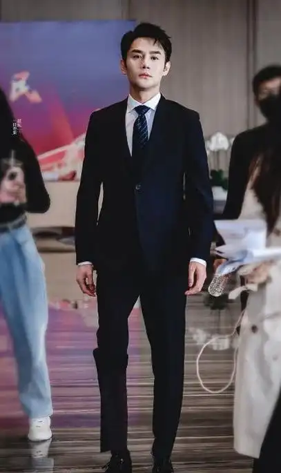 王凯成都出席活动搭配惊艳有型酷帅魅力尽显