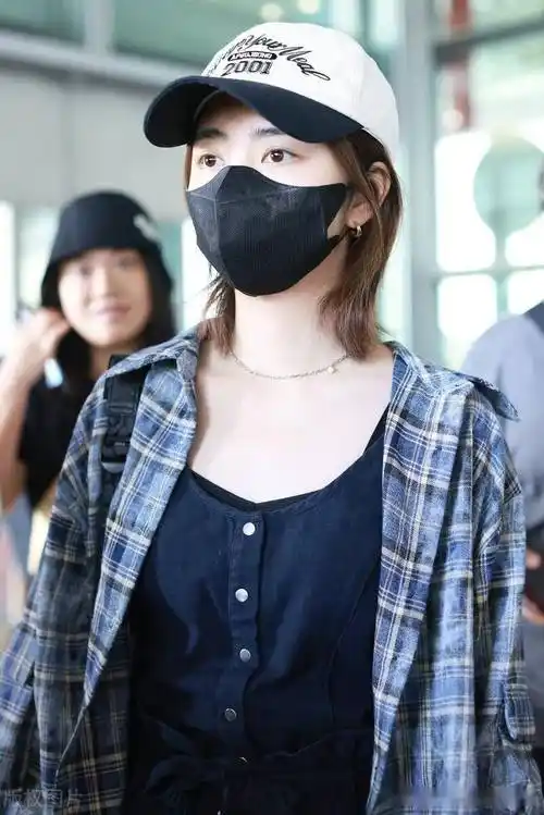 谭松韵现身北京机场,身着格子衫简约随性