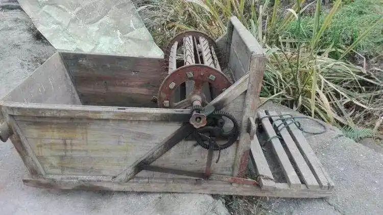 这天,一帮小朋友又在村晒谷场上玩一个停在仓库门口的打谷机.