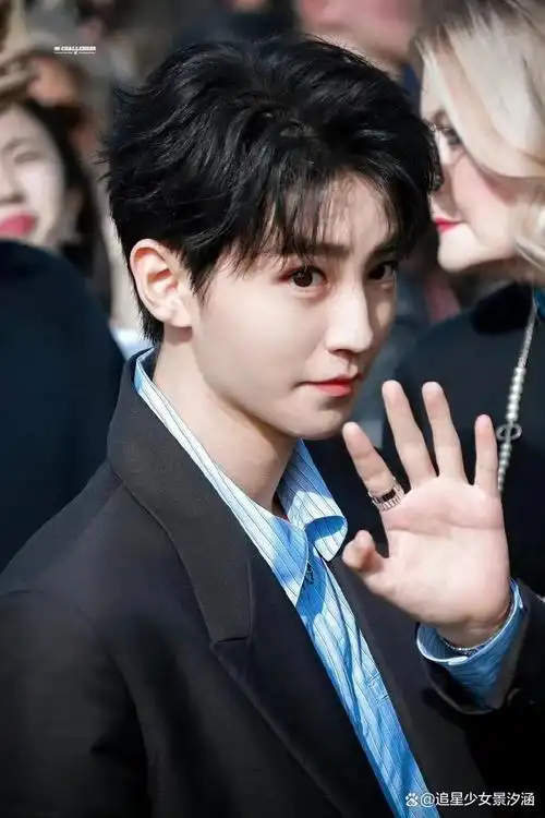 王俊凯亮相dior秀场,神图直出!