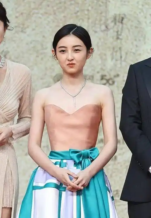 原创张子枫真的张开了拼接礼服穿出小女人感配简约项链很美