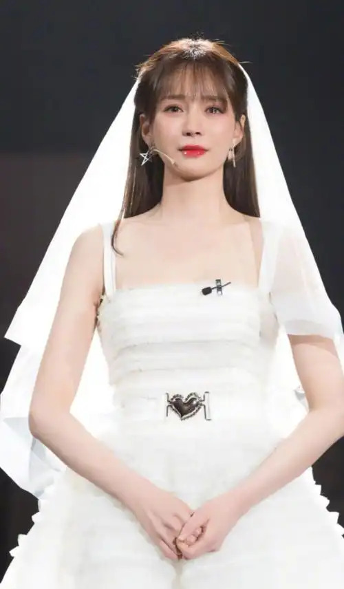 为了证明腿长,沈梦辰懂得将长婚纱改成短裙,不料效果却美爆全网