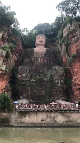 远观乐山大佛全貌