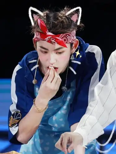 小鬼王琳凯穿一身蓝丝巾包头上更帅气网友扎头发太撩了