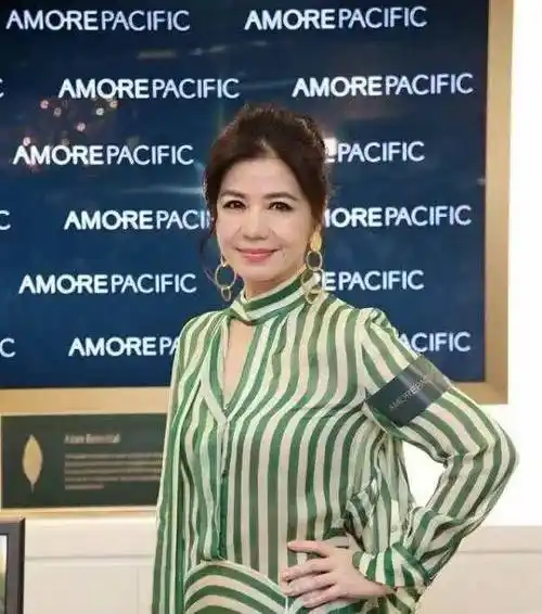 红姑钟楚红近照也老了,满脸皱纹显老态,但从不扮嫩美的很优雅_显得