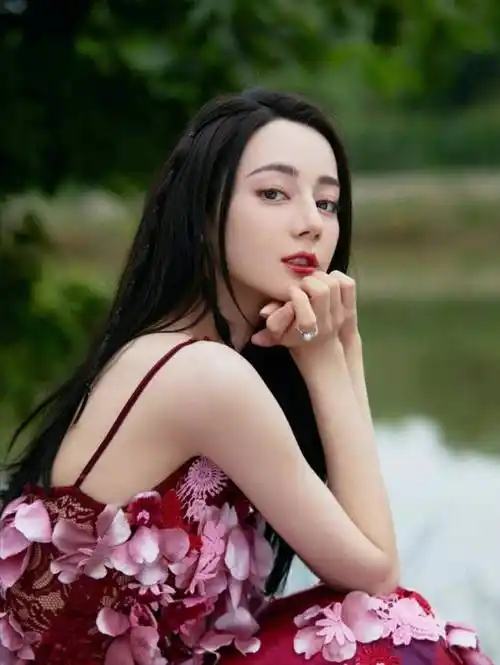 内娱倾国倾城美人!31岁的迪丽热巴,魅力四射性感撩人!