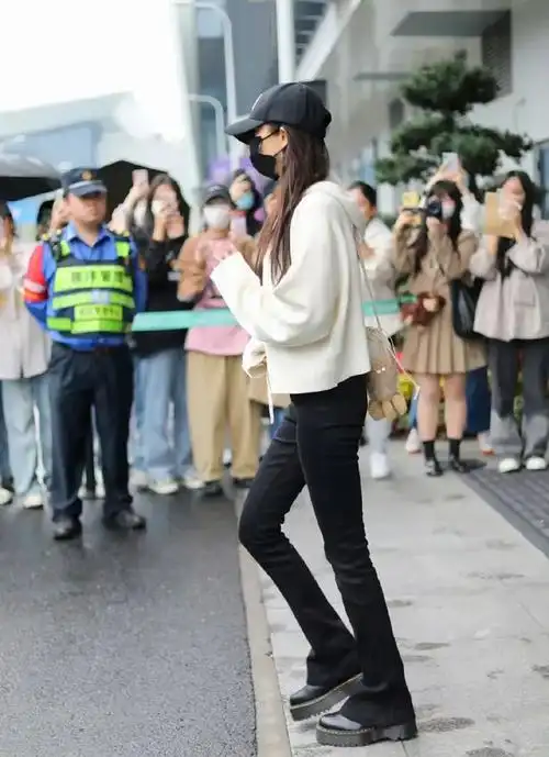 10月9日,杨幂,腿长太抢镜!|包包|披肩|穿搭|大长腿|马丁靴_网易订阅