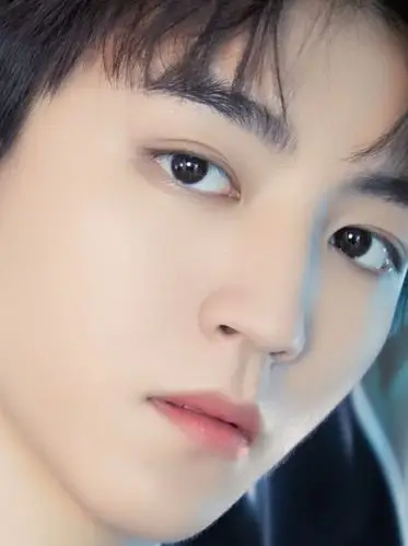 王俊凯的嘴唇很薄,很符合小说里霸道总裁"一张薄唇"的描写哈哈.