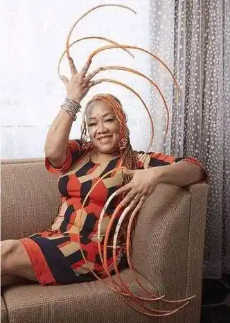 她准备一辈子留下去,希望有一天能打破世界纪录,成为指甲最长的那个人