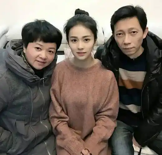 赵露思爸爸帅度酷似韩星,肖战神韵和爸爸一模一样_妈妈_微博_赵露思
