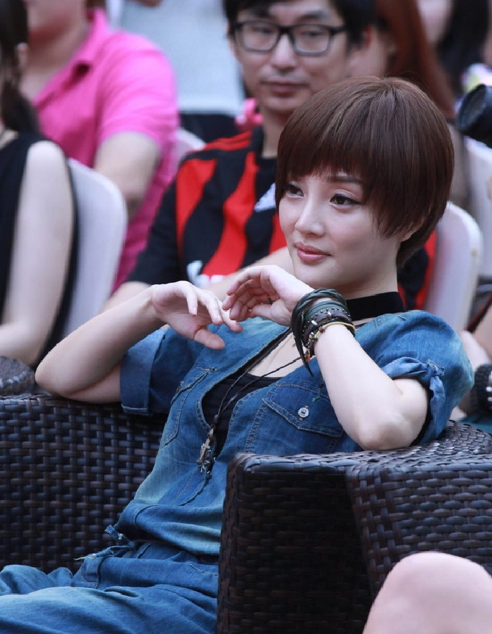 李小璐短发出镜,网友:这脸看上去好僵硬