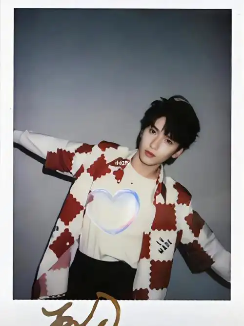 严浩翔拍立得修复