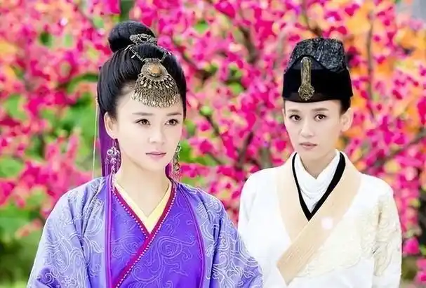 在《笑傲江湖》这部经典武侠剧中,袁姗姗和陈乔恩这两位女演员一同