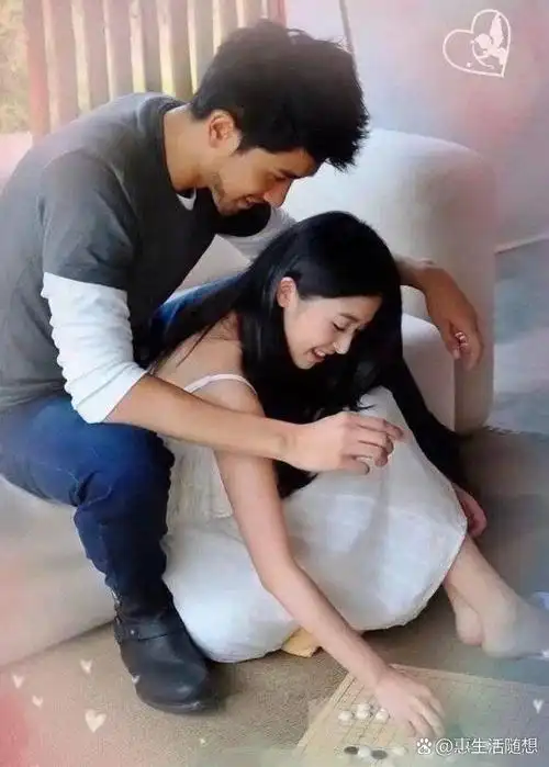 今日,有人在社交媒体上爆料,彭冠英和张含韵已经领证结婚了.