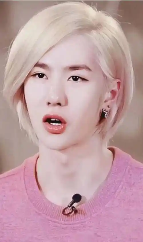 王一博早期的白牡丹照片,一头金色头发,看起来好好看_感觉_少爷_贵族