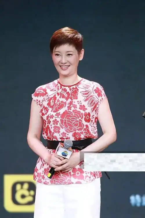 徐帆一头短发干练时髦,眼角皱纹暴露年龄,52岁这气质不错了!