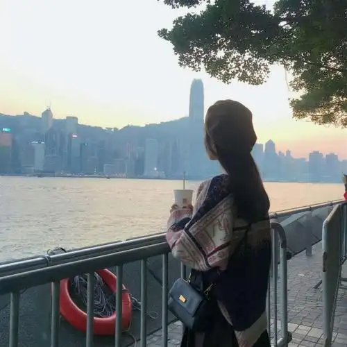 背影女生头像  愿所有星光坠落只在你眼中看亿万星河