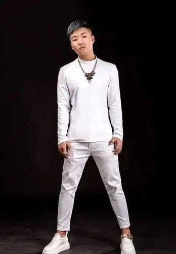 凭借着"最美情侣"爆红后,白小白一发不可收拾,连续推出三张专辑.