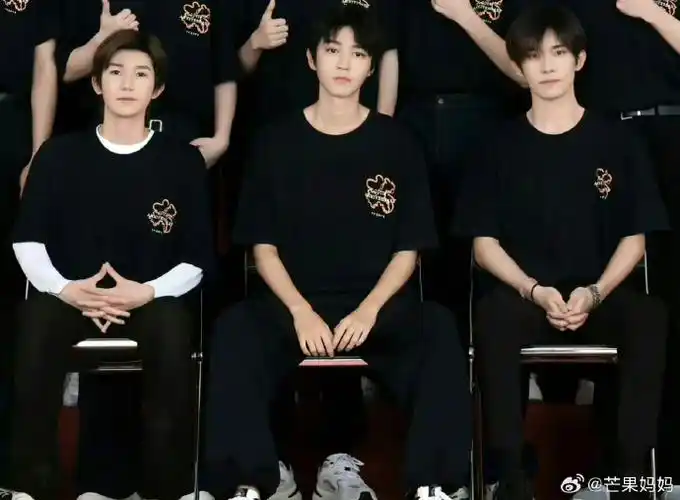 tfboys彩排时眼圈泛红