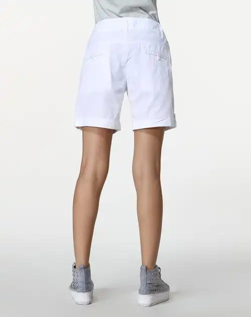 白色运动短裤