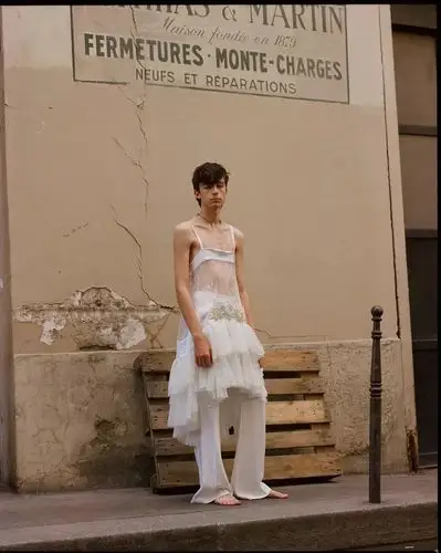 当男生穿抹胸蕾丝裙透视装美得让女生也欲罢不能