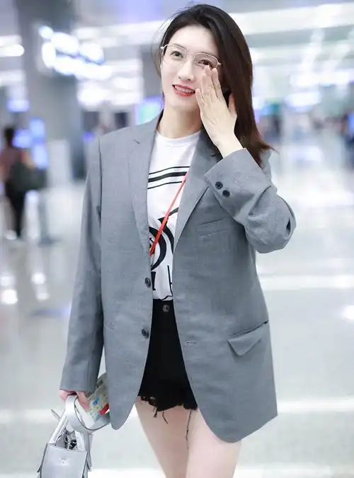 江疏影西装配短裤长腿吸睛,撩发娇笑超迷人