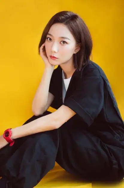 王珞丹气质真好,一袭纯白裙难掩清纯美,不料却被这双鞋抢镜了_网易