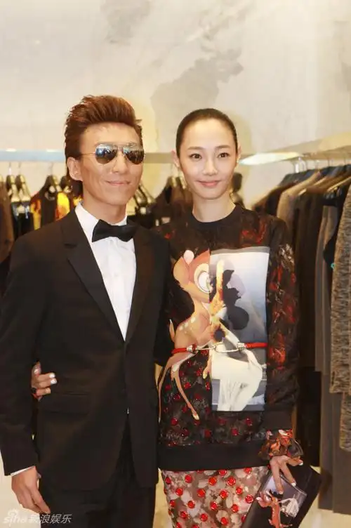 新浪娱乐讯 8月30日,白百何与老公陈羽凡携手亮相活动,两人不时的甜蜜