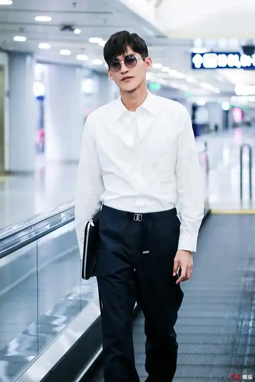 张翰现身机场长腿吸睛 演绎早秋休闲风