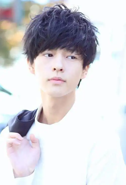 男生短头发精剪斜刘海帅气发型清纯帅气的男生短发,额头上方精剪出的