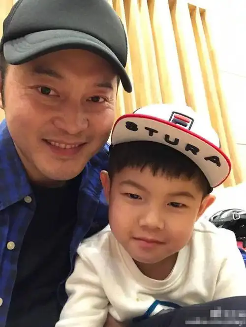 沙溢晒儿子萌照却遭嫌弃:一脸褶子影响看安吉(图)