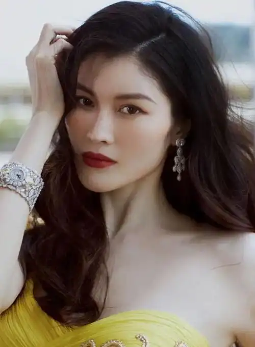 34岁的国际超模,何穗依旧拥有完美身材,国际舞台上让无数人侧目