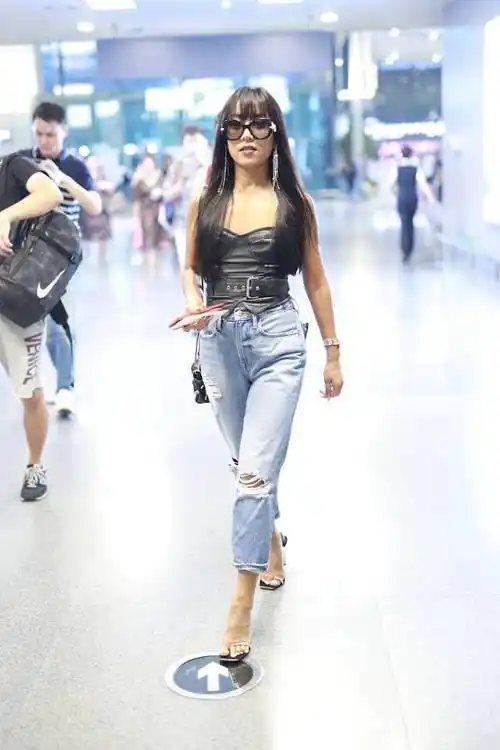 吉克隽逸美黑效果还不错,穿背心 短裤的搭配,酷炫又帅气_女性_服装_穿