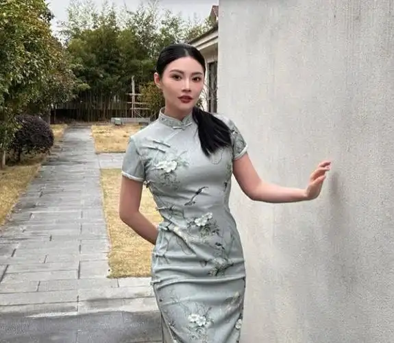 徐冬冬自曝体重近120斤,穿旗袍秀身材肚子肉感十足,网友夸好看