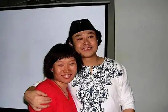 刀郎离婚三十多年,前妻含泪自述:他住进豪宅,我却一无所有