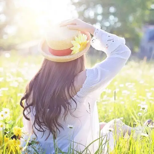 戴草帽的白裙美女背影_唯美微信头像图片_扣扣居