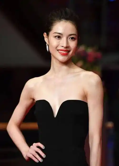 从芳华到热剧中武媚娘!美女钟楚曦不仅光靠性感火辣_表演_舞蹈_人生