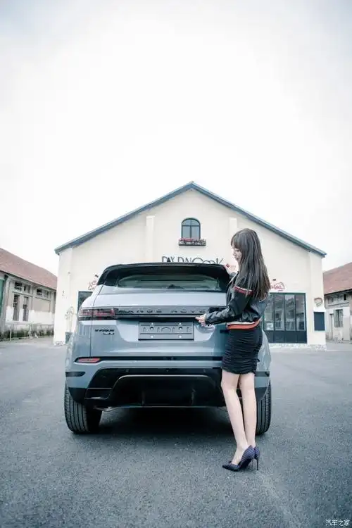 桃桃外传清纯长腿美女评测全新路虎揽胜极光耀黑版