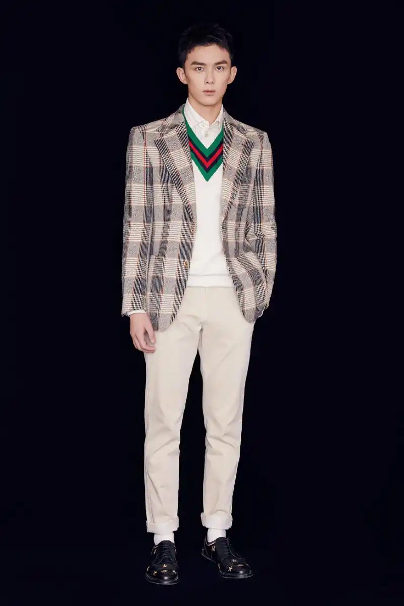 原创阳光帅气邻家弟弟吴磊西装毛衣显活力时尚男友的穿搭模板