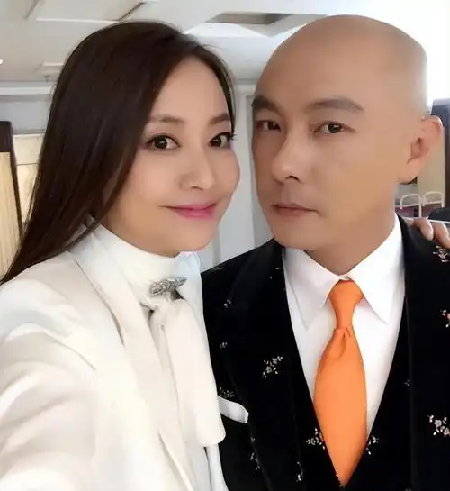 近些年的张卫健因妻子张茜在内地开美容院,而自己的老妈在香港,需要