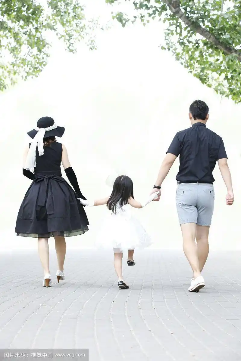 一家三口的背影