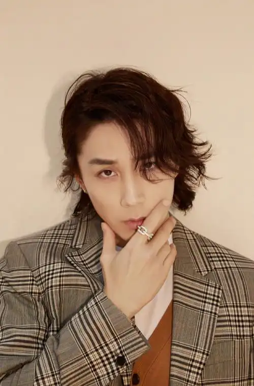 明星李承铉,代表作品包括娜娜的玫瑰战争/爱来不来/结婚狂想曲/2012来