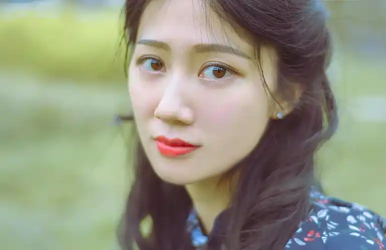 大脸近距离看镜头 面部特写