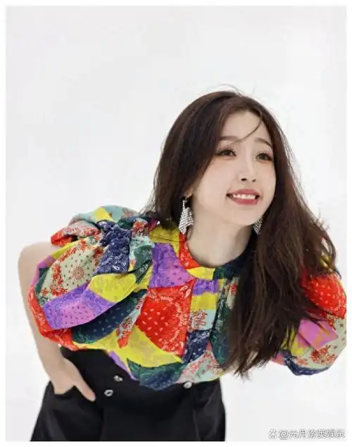 虞书欣海外看秀待遇差,和网红并排遭品牌差别对待,表情局促尴尬