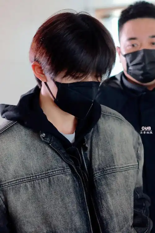 易烊千玺电影小小的我##易烊千玺机场图##易烊千玺出发日内瓦